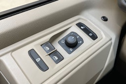 valkoinen Volkswagen Multivan 2023 kuva 25.