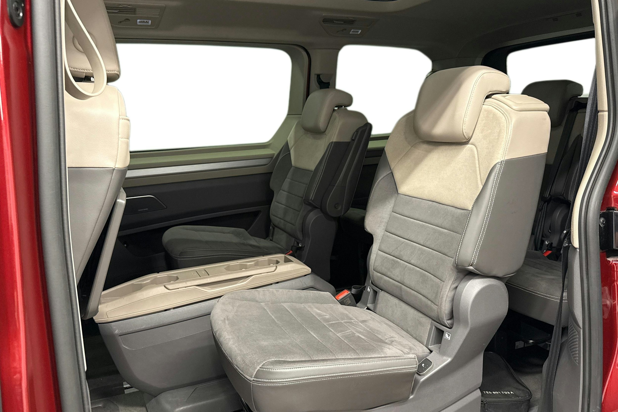 musta Volkswagen Multivan 2023 kuva 10.