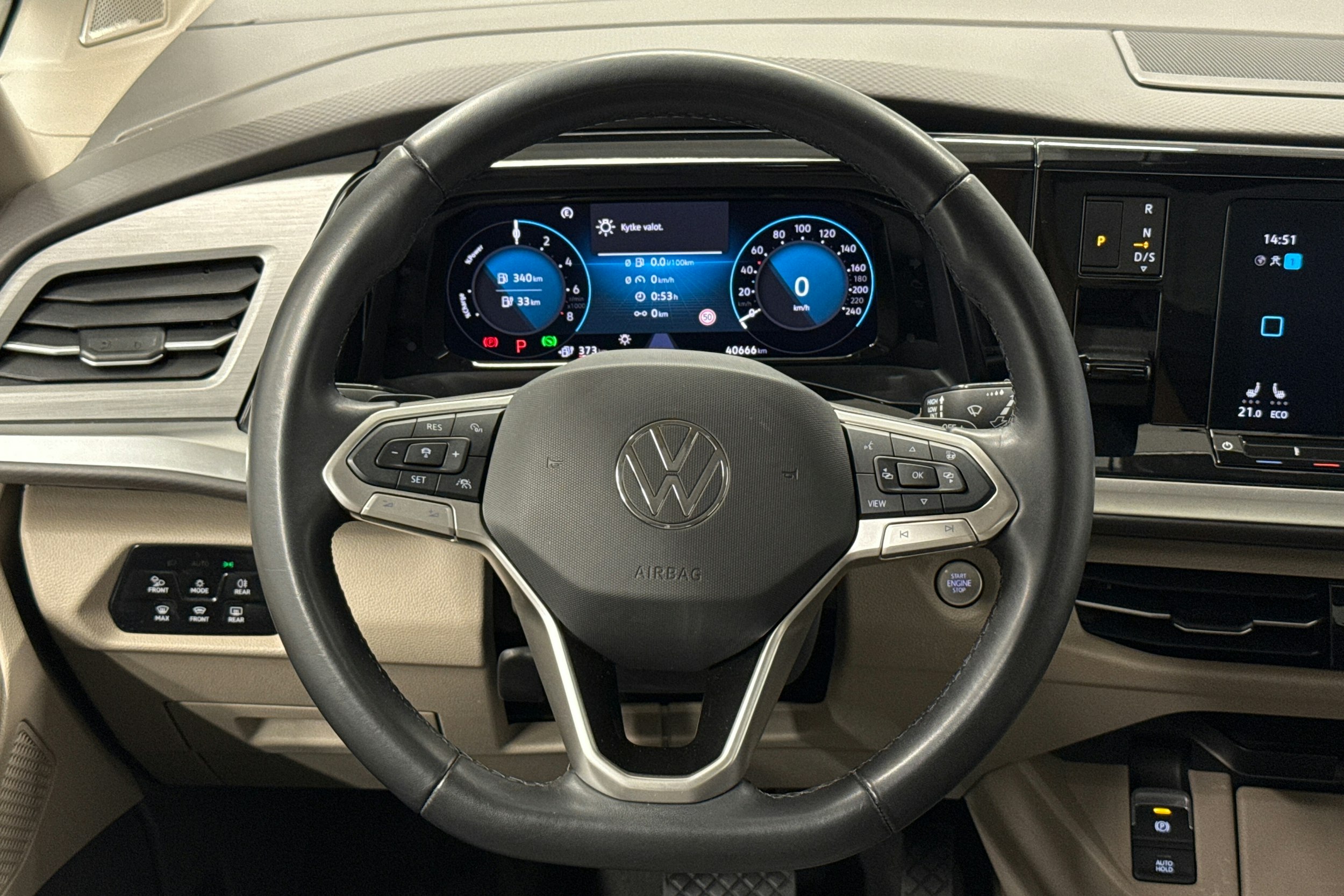 musta Volkswagen Multivan 2023 kuva 14.