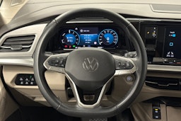 musta Volkswagen Multivan 2023 kuva 14.
