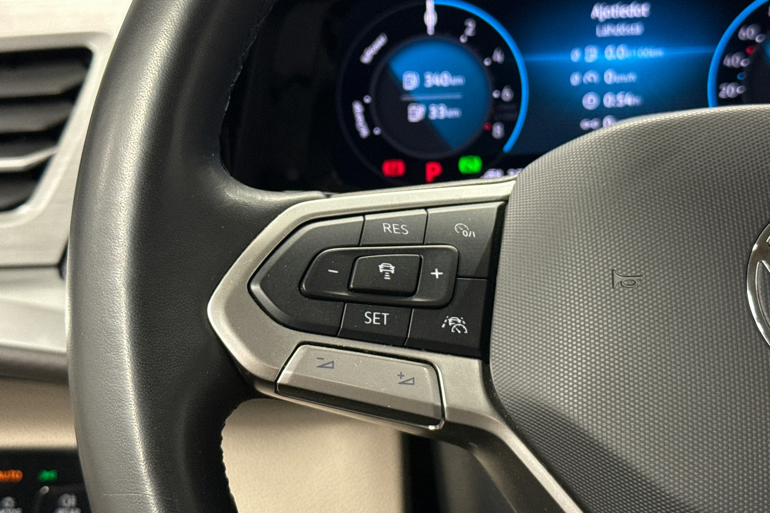 musta Volkswagen Multivan 2023 kuva 16.