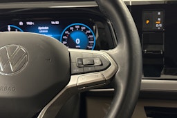 musta Volkswagen Multivan 2023 kuva 17.