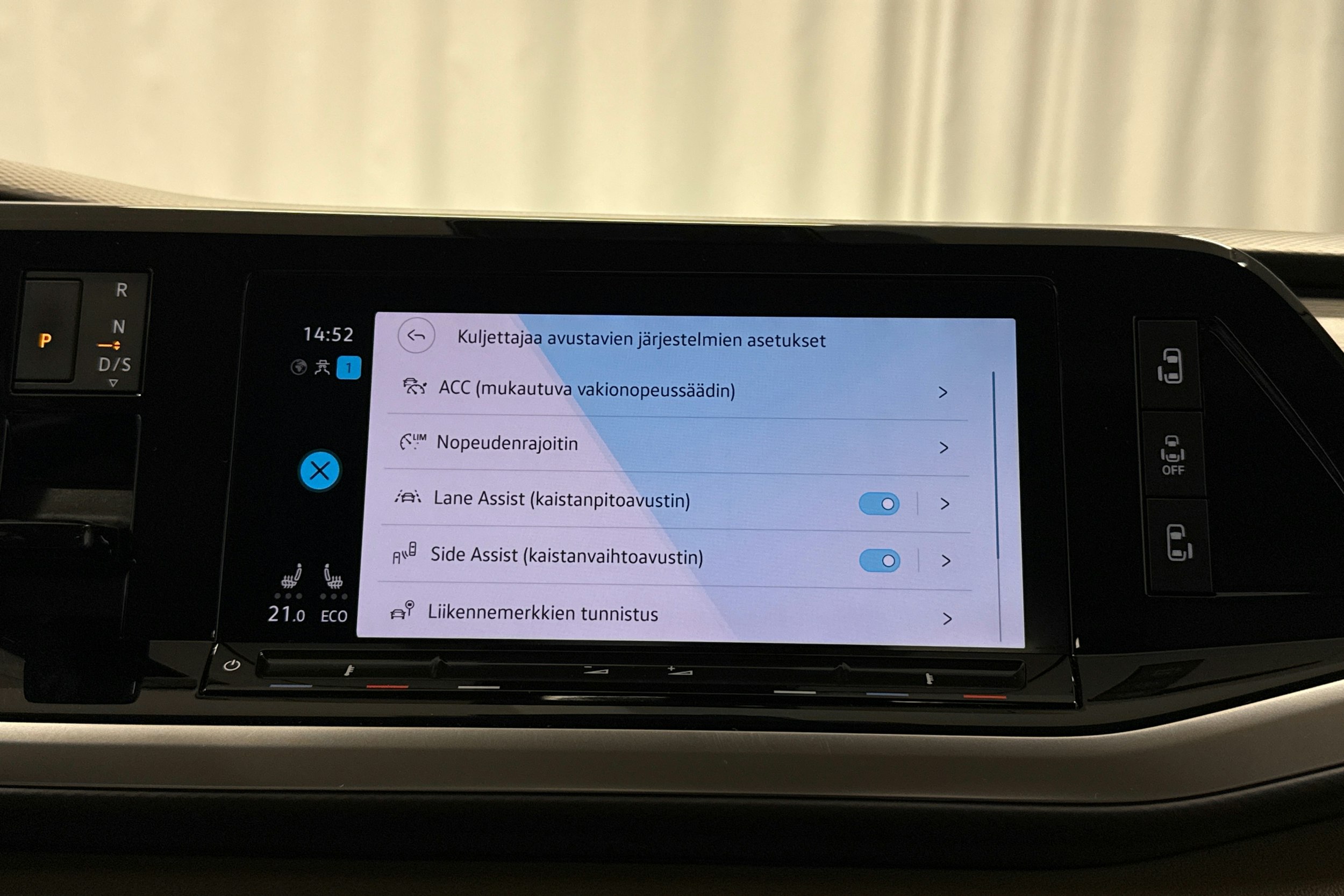 musta Volkswagen Multivan 2023 kuva 18.