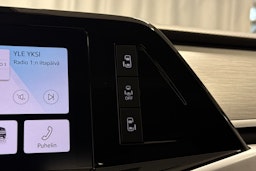 musta Volkswagen Multivan 2023 kuva 22.
