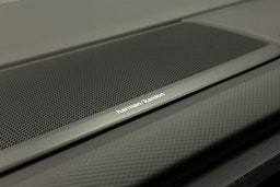 musta Volkswagen Multivan 2023 kuva 23.