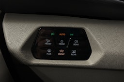 musta Volkswagen Multivan 2023 kuva 24.