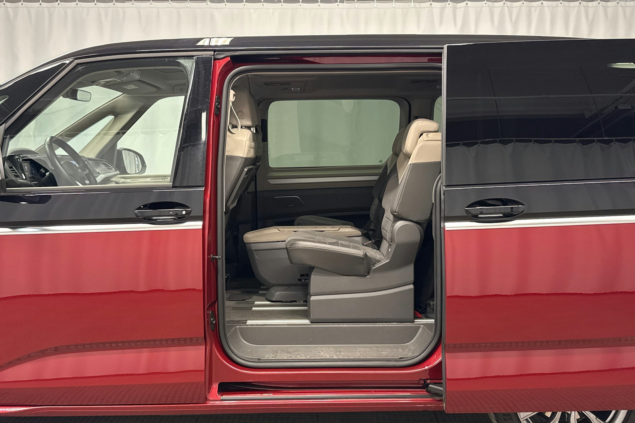 musta Volkswagen Multivan 2023 kuva 25.