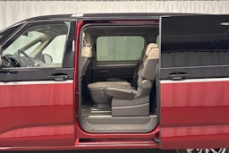 musta Volkswagen Multivan 2023 kuva 25.