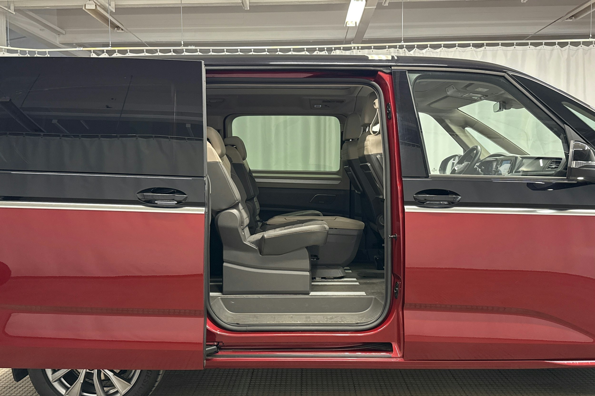 musta Volkswagen Multivan 2023 kuva 27.