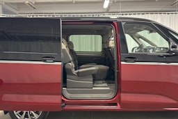 musta Volkswagen Multivan 2023 kuva 27.