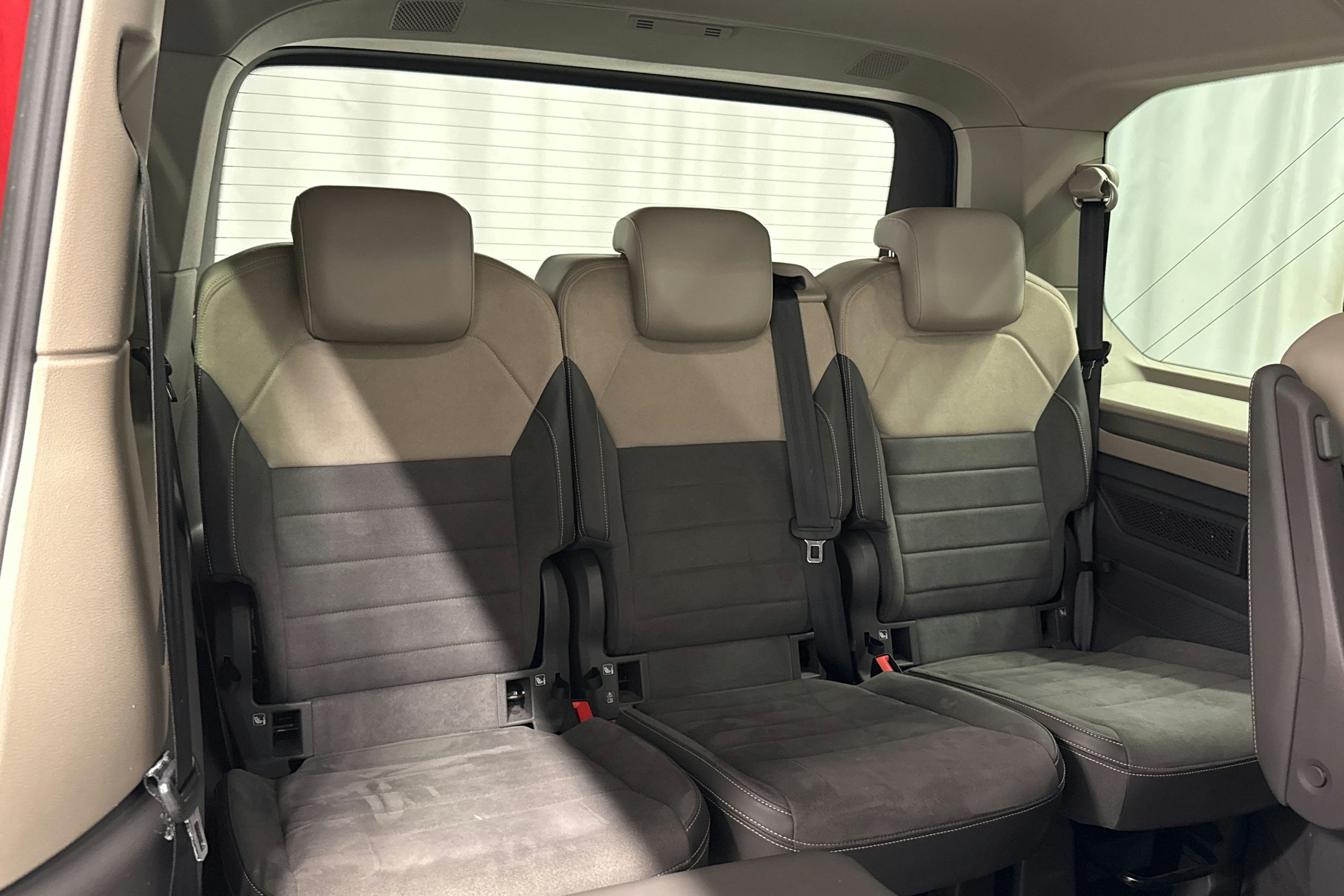 musta Volkswagen Multivan 2023 kuva 29.