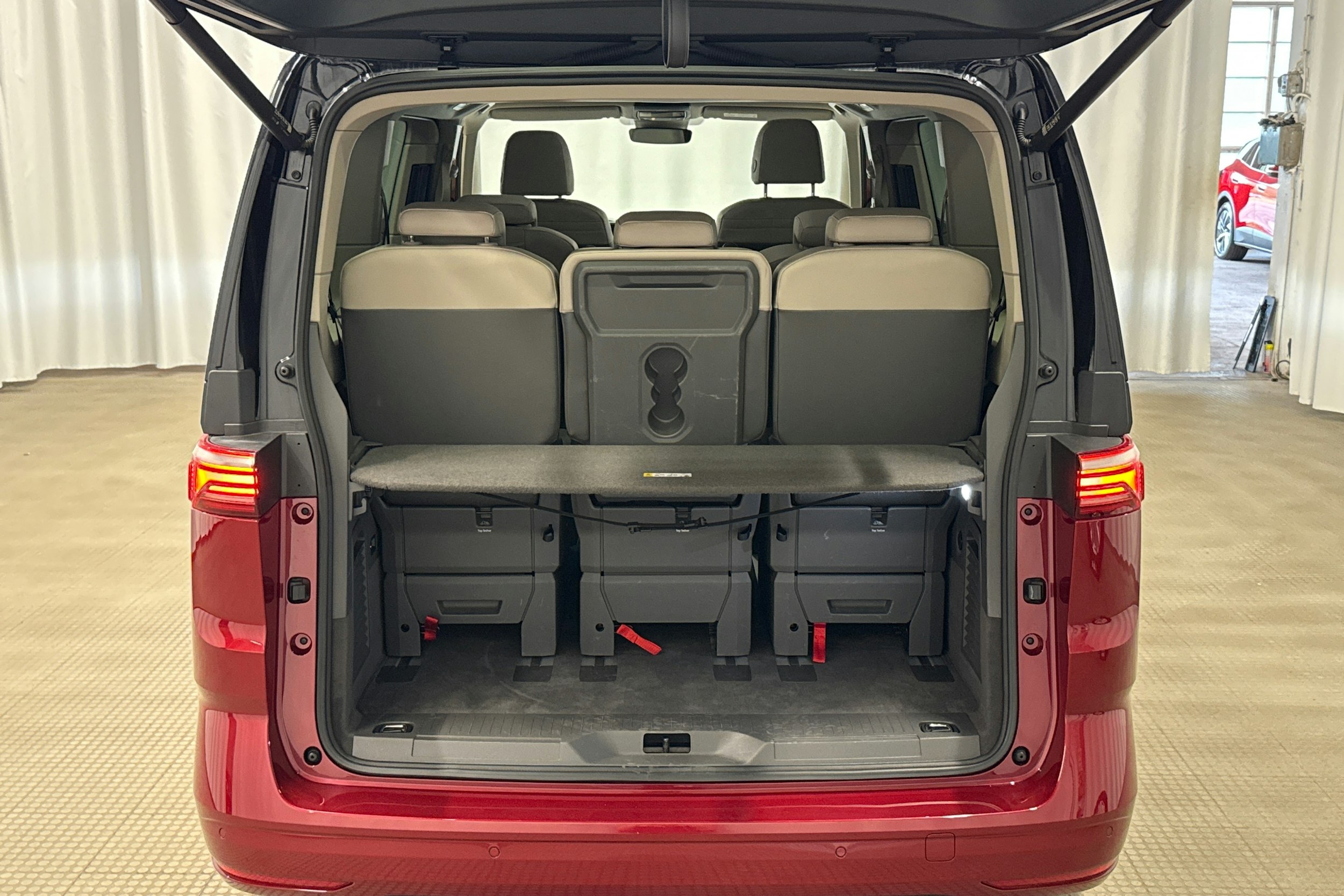 musta Volkswagen Multivan 2023 kuva 30.