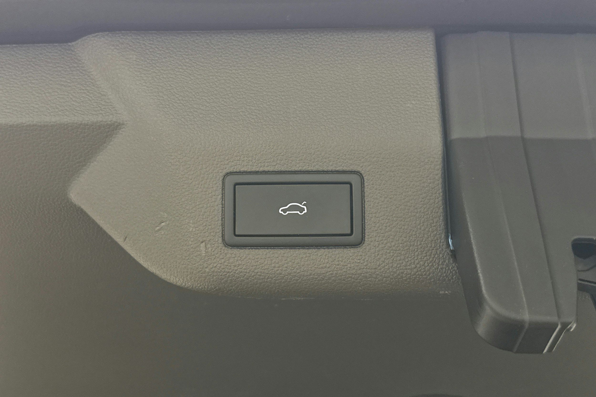 musta Volkswagen Multivan 2023 kuva 31.