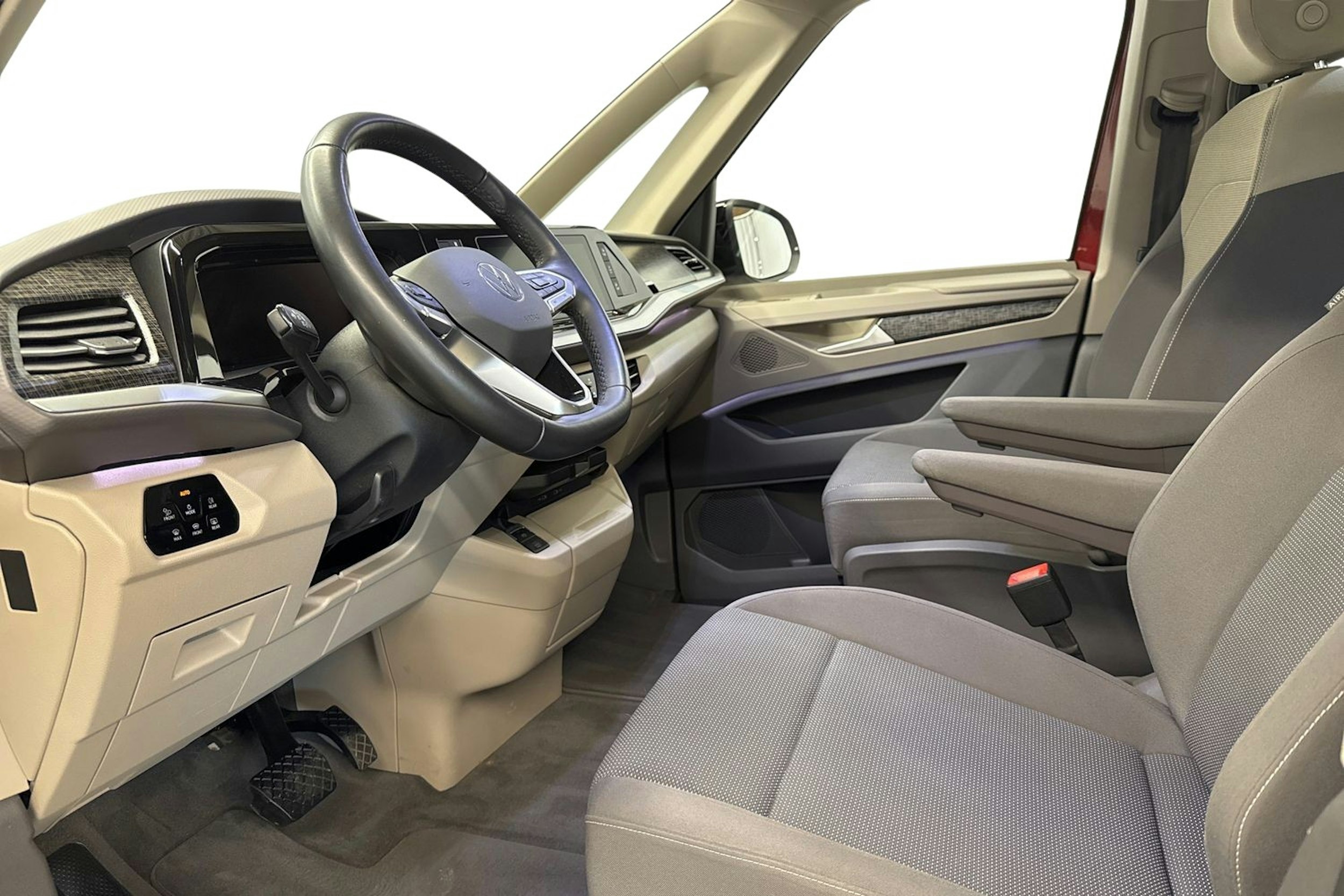 punainen Volkswagen Multivan 2023 kuva 7.