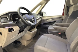 punainen Volkswagen Multivan 2023 kuva 7.