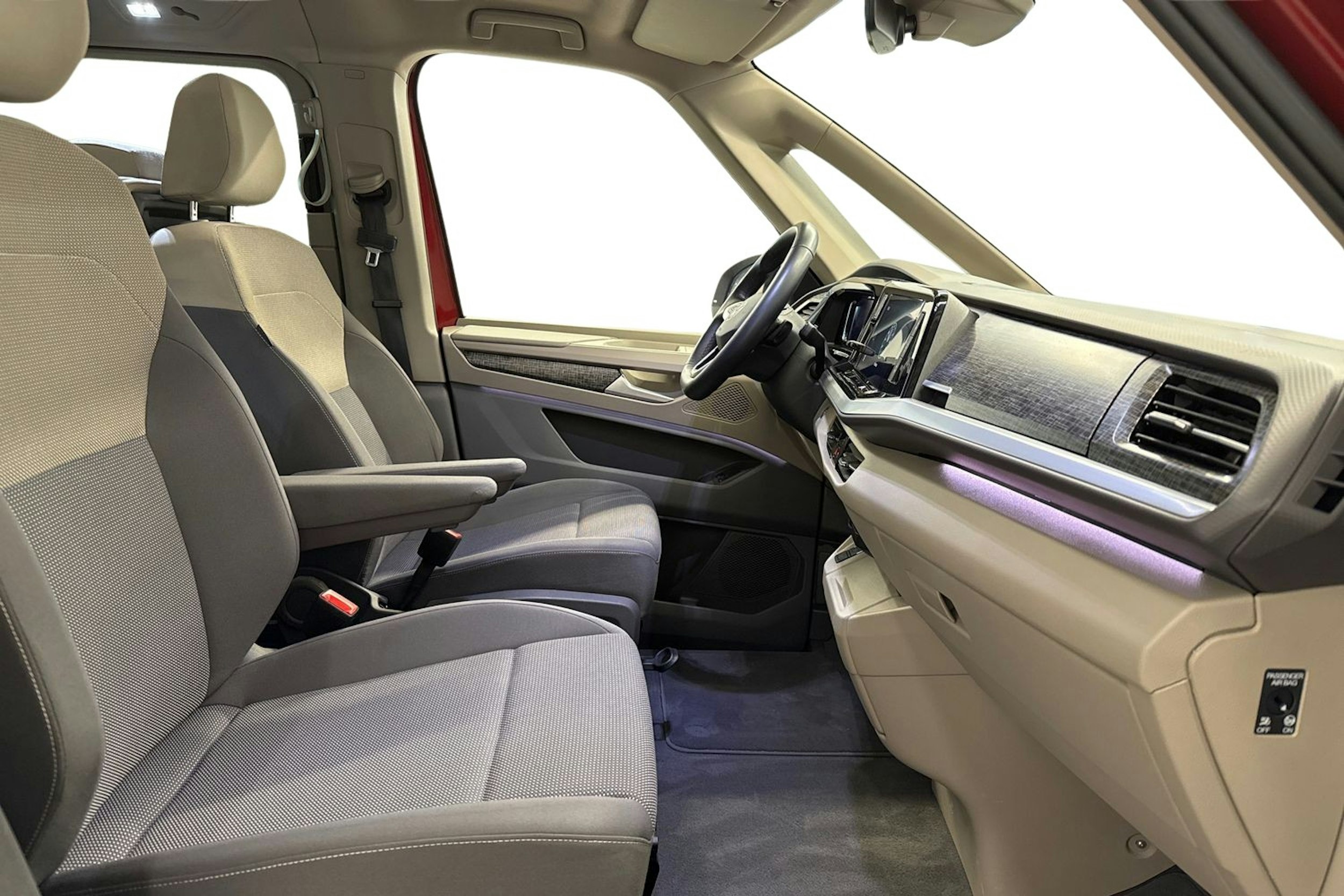punainen Volkswagen Multivan 2023 kuva 9.