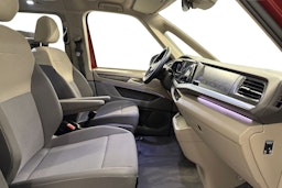 punainen Volkswagen Multivan 2023 kuva 9.