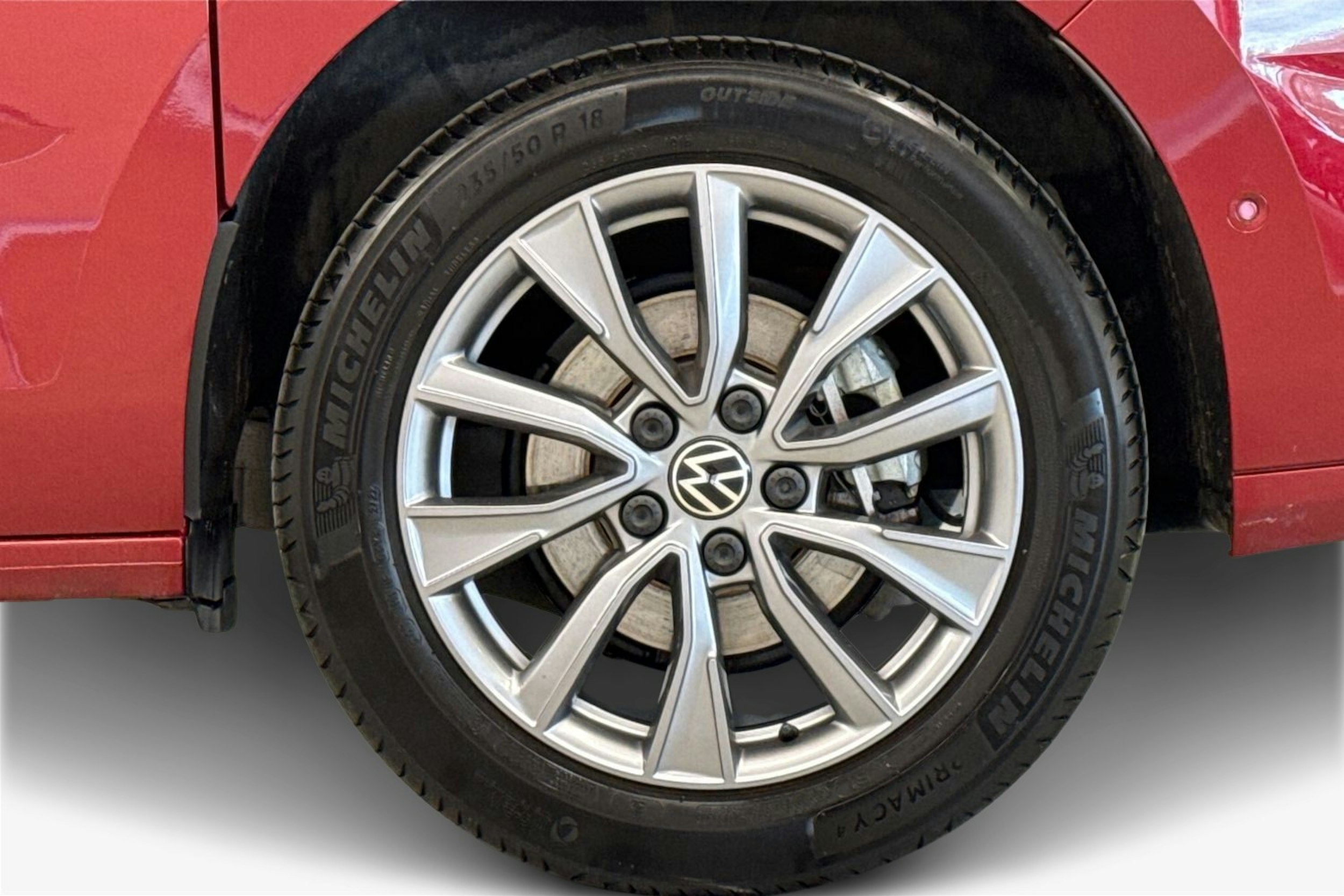 punainen Volkswagen Multivan 2023 kuva 11.