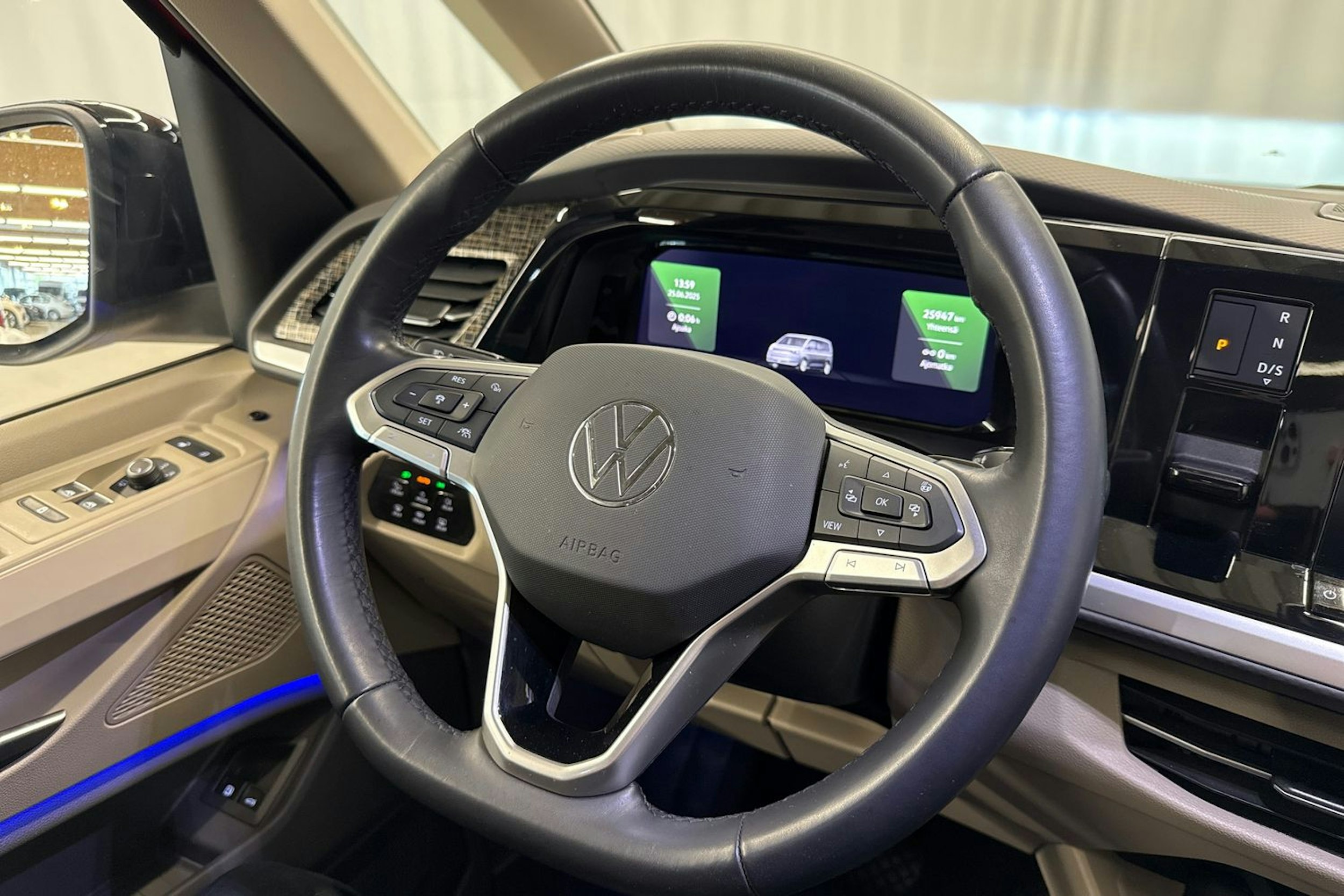 punainen Volkswagen Multivan 2023 kuva 13.
