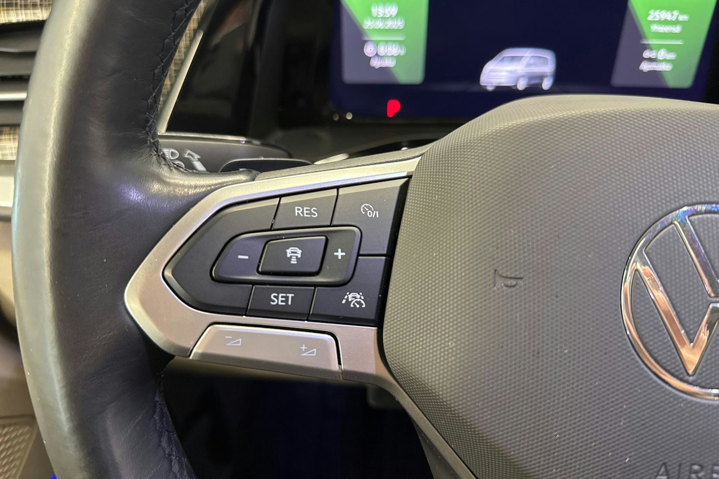 punainen Volkswagen Multivan 2023 kuva 14.
