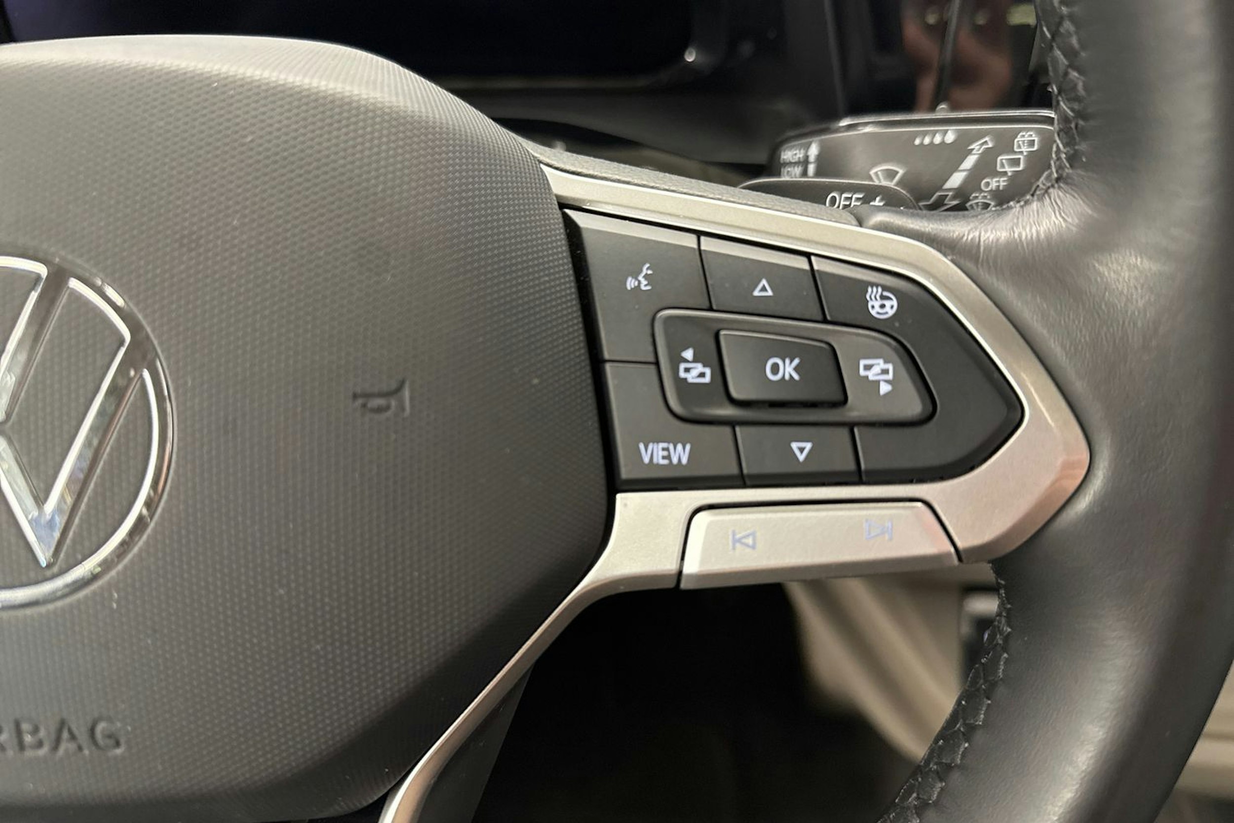 punainen Volkswagen Multivan 2023 kuva 15.