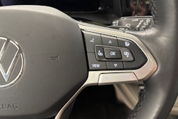 punainen Volkswagen Multivan 2023 kuva 15.