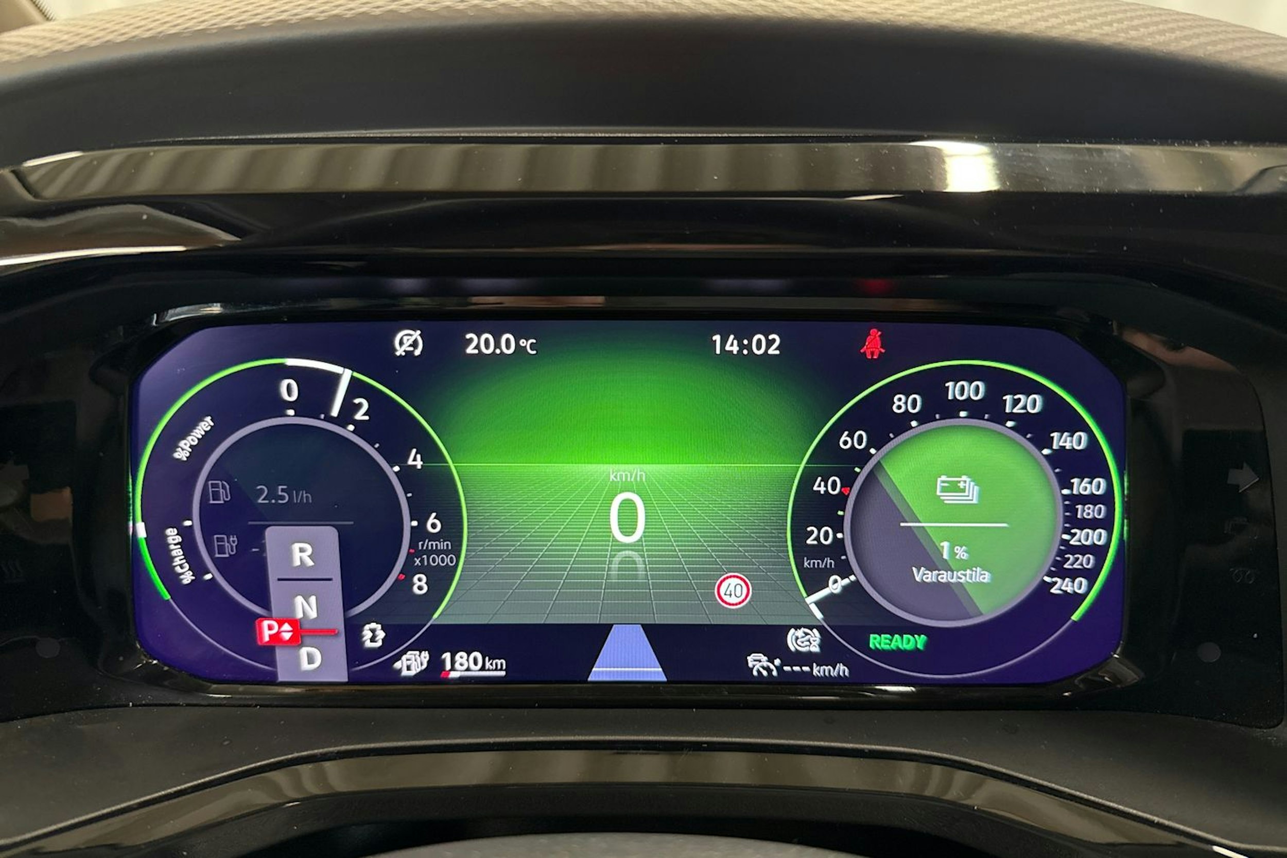 punainen Volkswagen Multivan 2023 kuva 16.