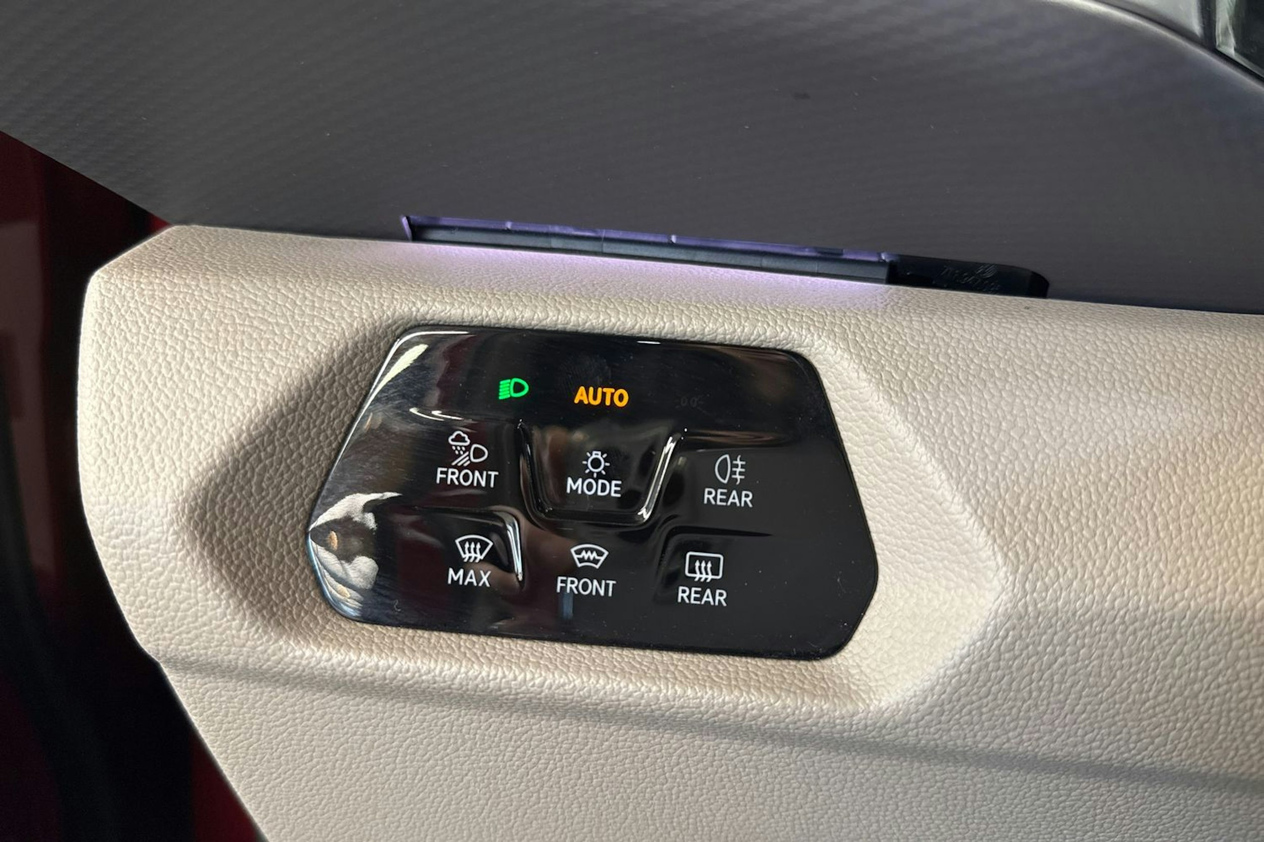punainen Volkswagen Multivan 2023 kuva 17.
