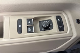 punainen Volkswagen Multivan 2023 kuva 18.