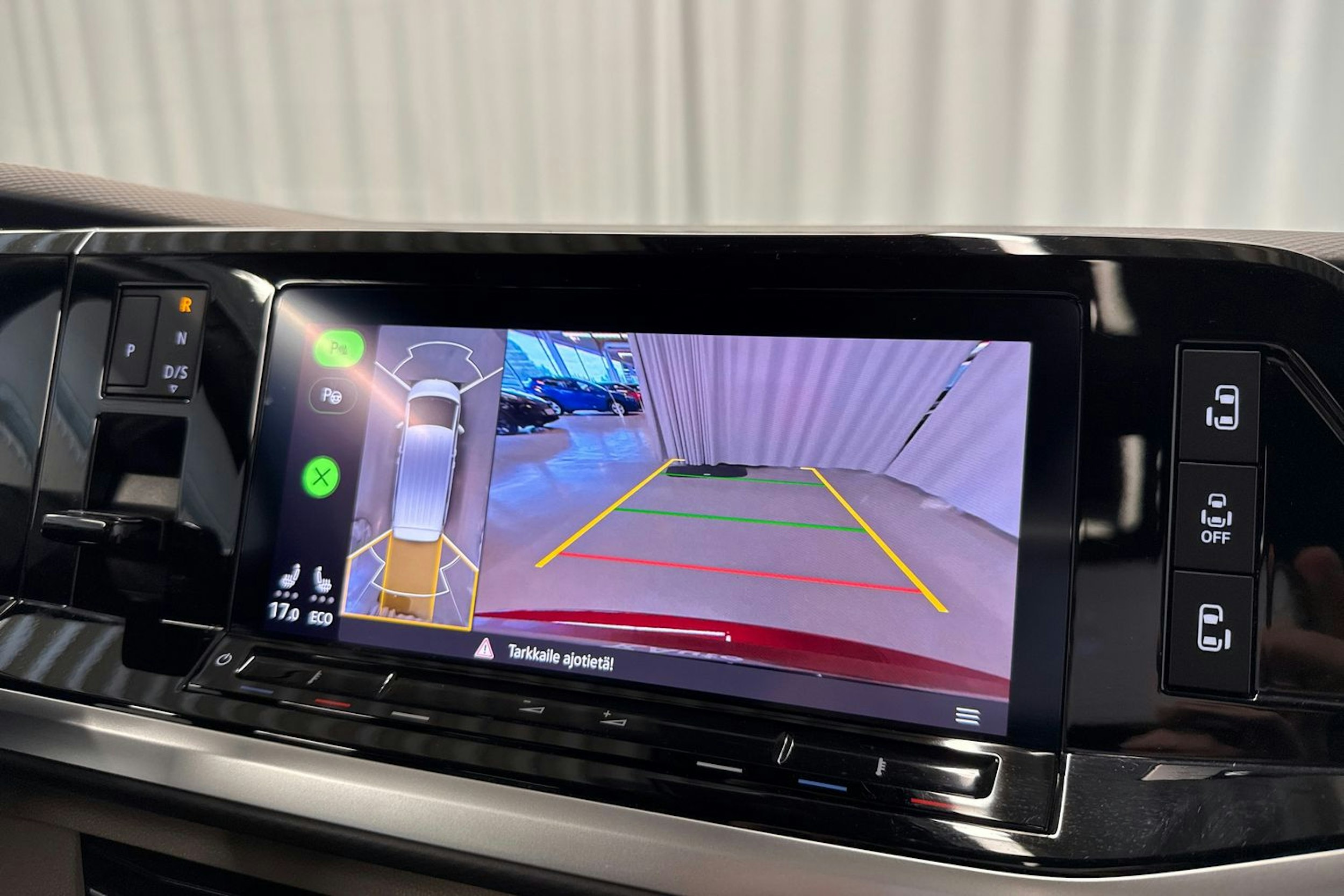 punainen Volkswagen Multivan 2023 kuva 19.
