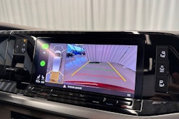 punainen Volkswagen Multivan 2023 kuva 19.