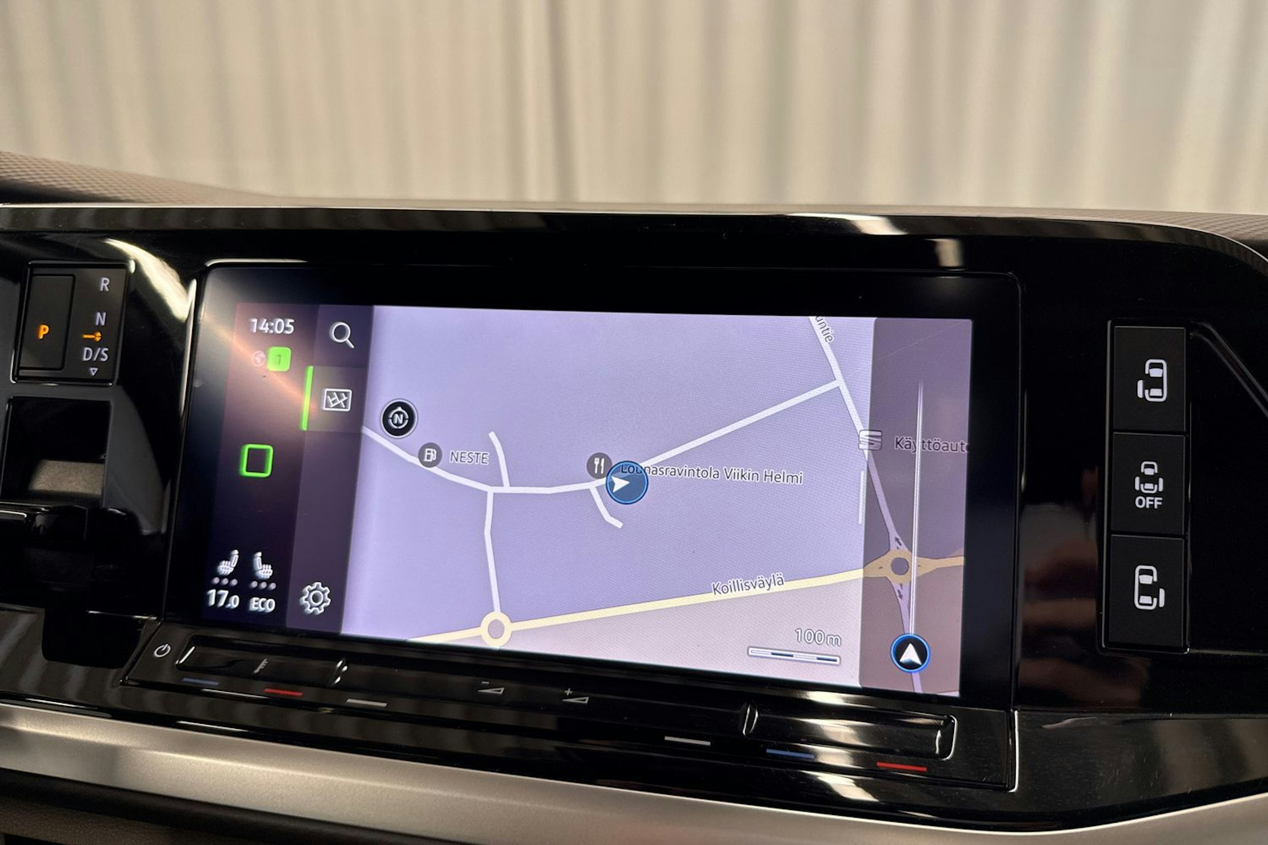 punainen Volkswagen Multivan 2023 kuva 20.