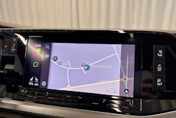 punainen Volkswagen Multivan 2023 kuva 20.