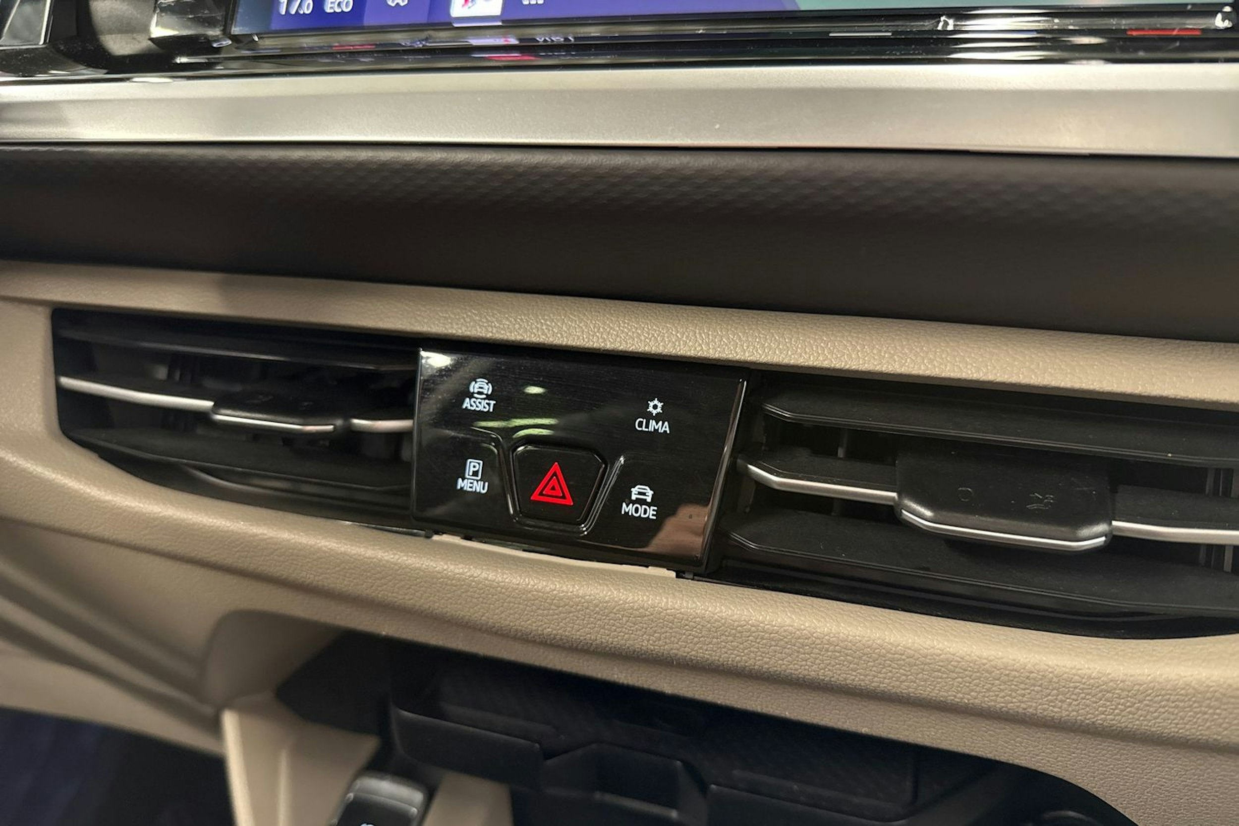 punainen Volkswagen Multivan 2023 kuva 21.
