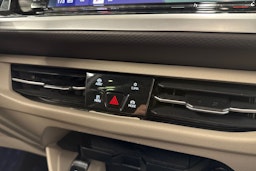 punainen Volkswagen Multivan 2023 kuva 21.