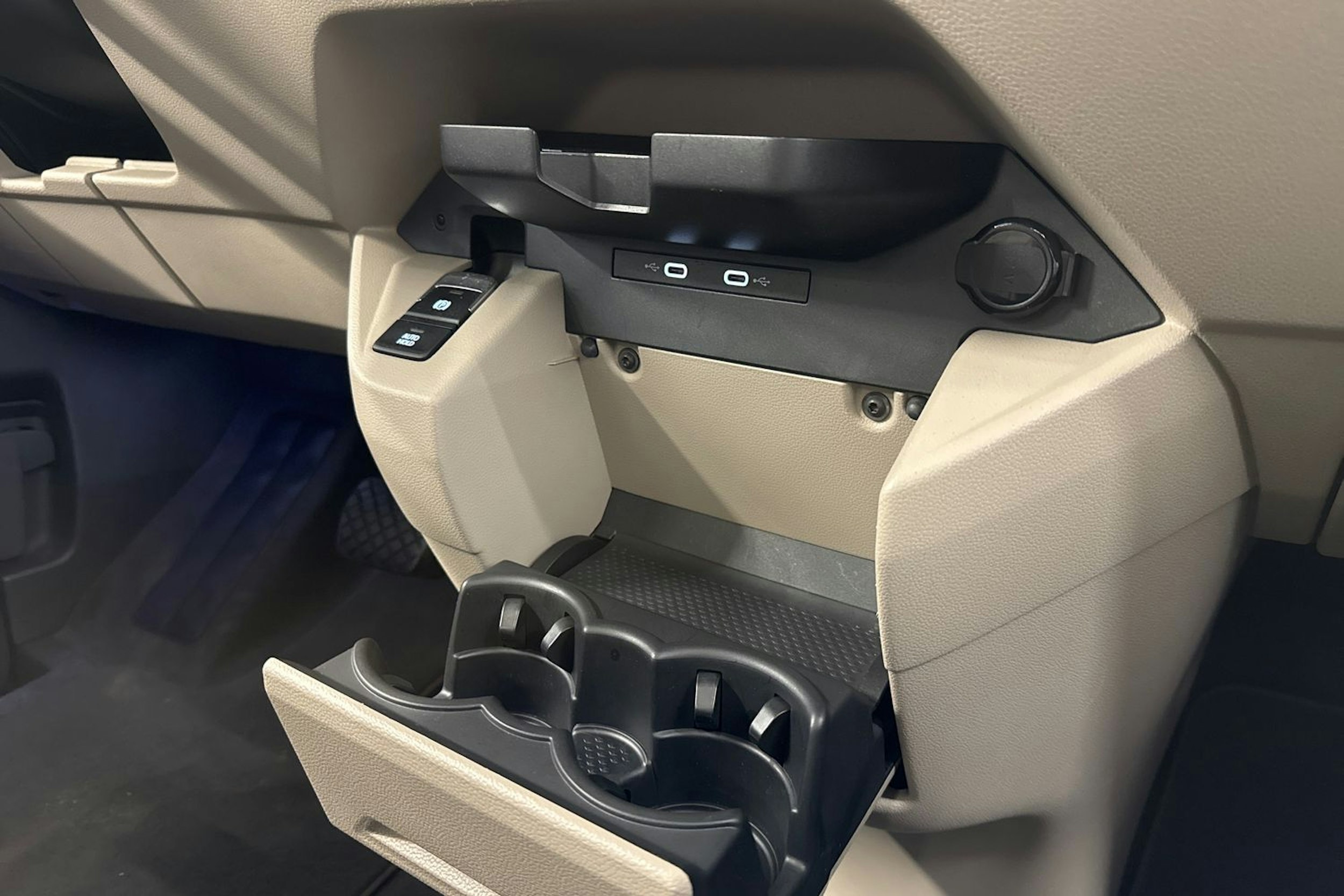 punainen Volkswagen Multivan 2023 kuva 22.