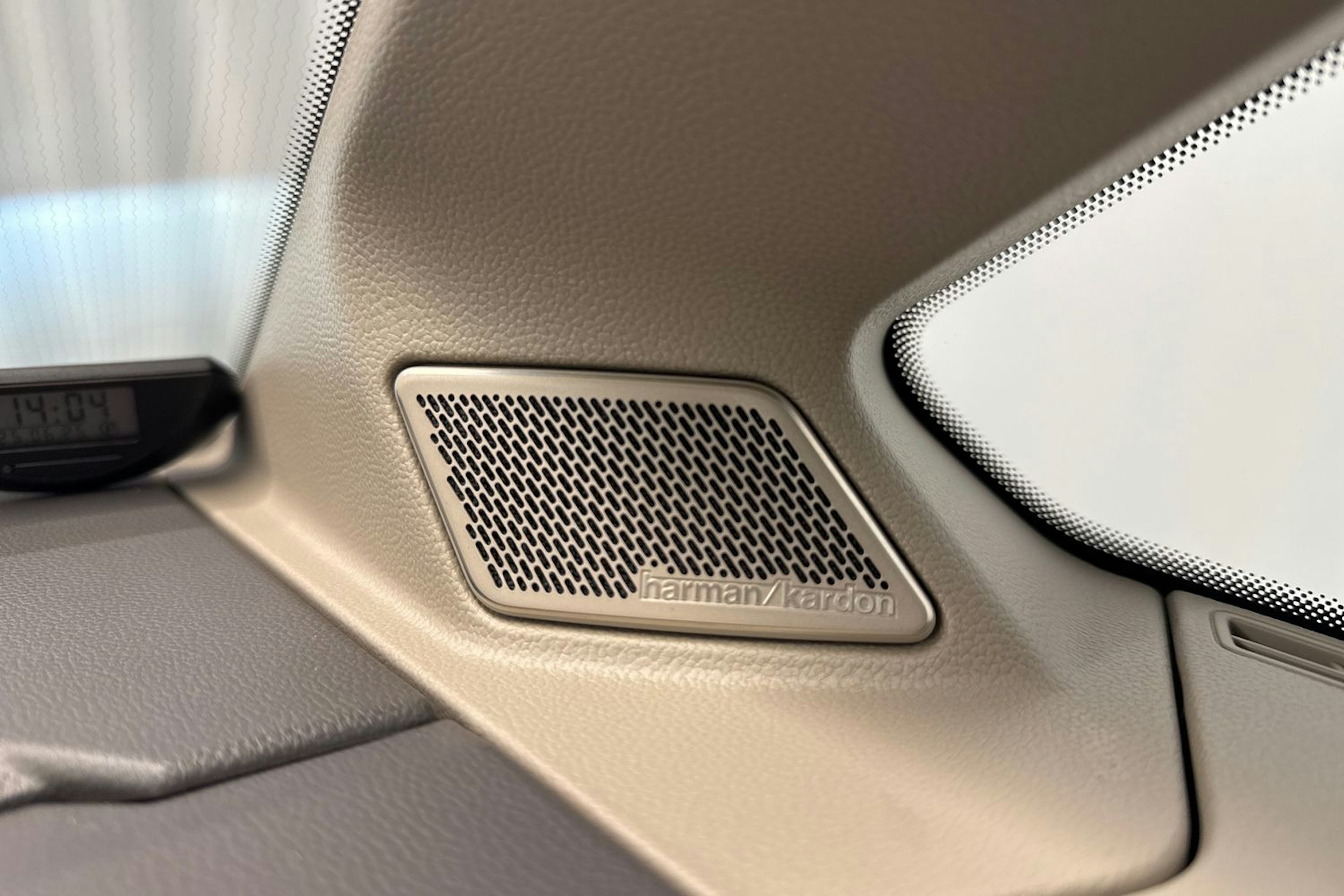 punainen Volkswagen Multivan 2023 kuva 23.
