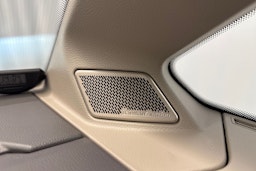 punainen Volkswagen Multivan 2023 kuva 23.