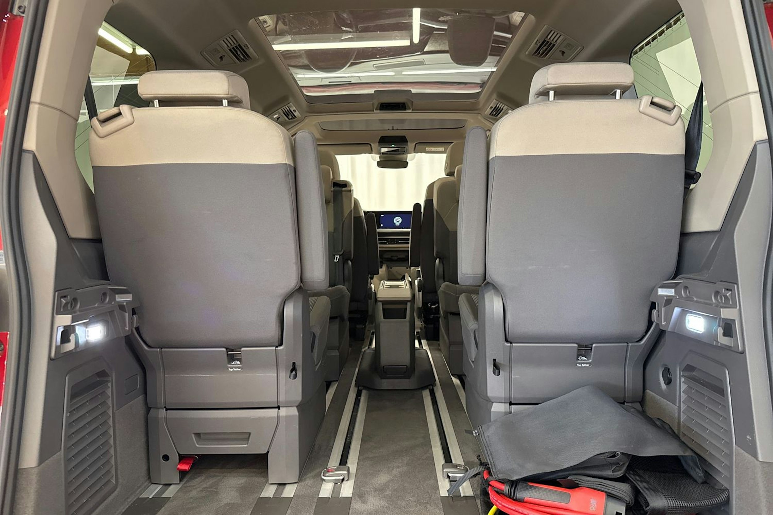 punainen Volkswagen Multivan 2023 kuva 25.