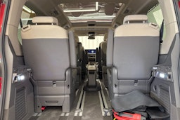 punainen Volkswagen Multivan 2023 kuva 25.