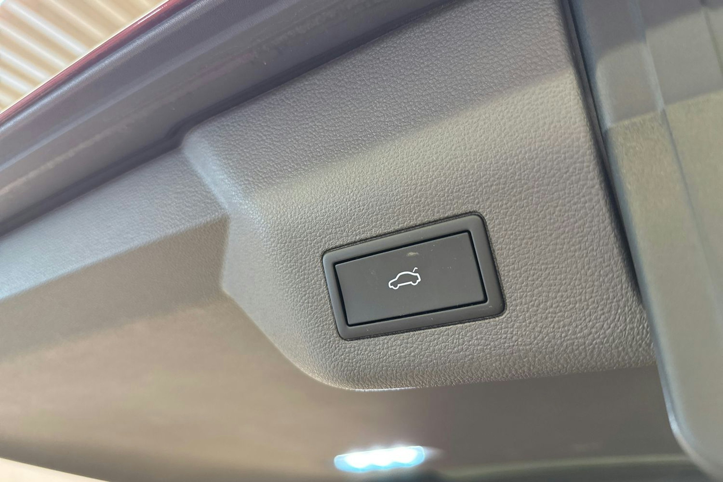 punainen Volkswagen Multivan 2023 kuva 26.