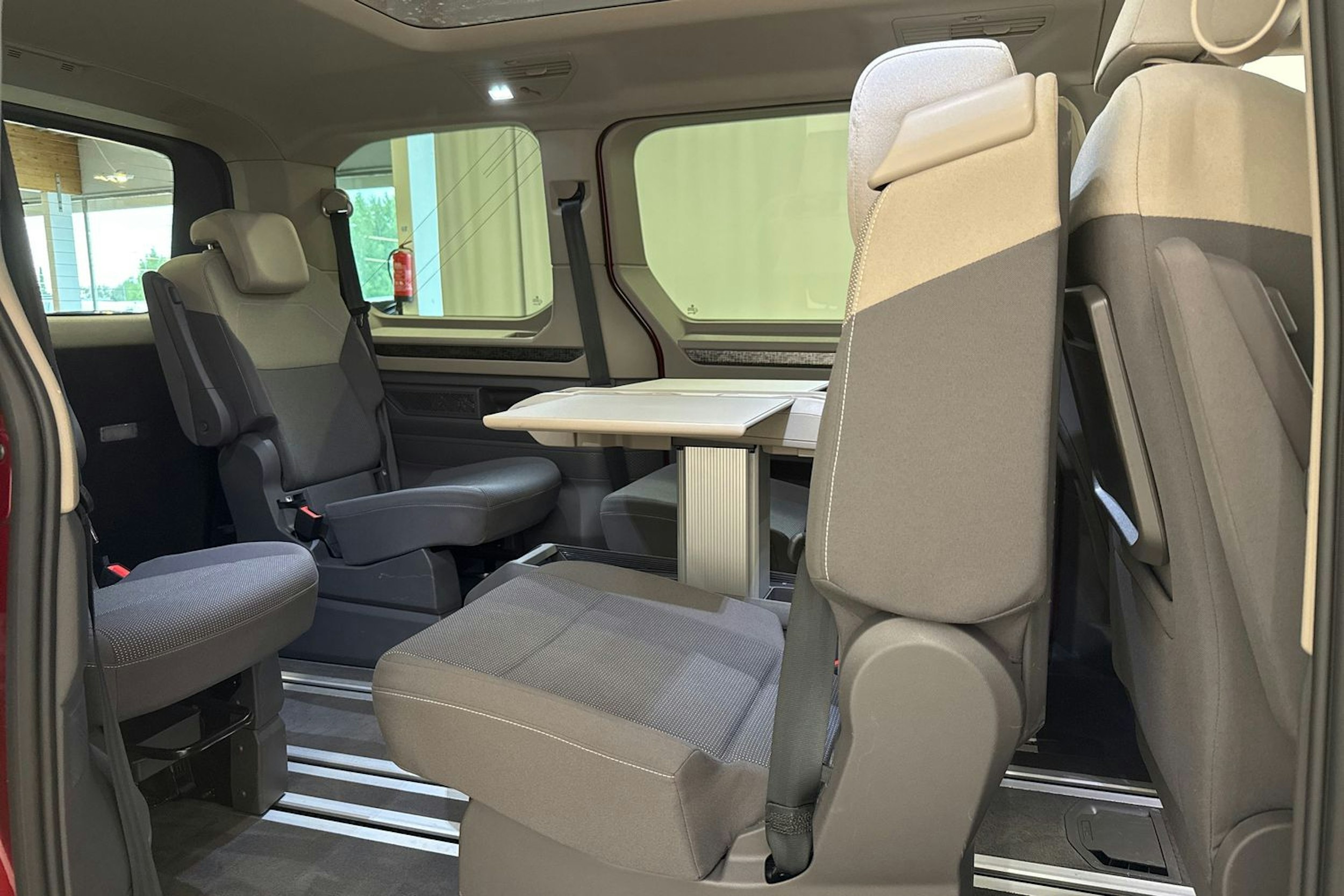 punainen Volkswagen Multivan 2023 kuva 27.
