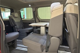 punainen Volkswagen Multivan 2023 kuva 27.