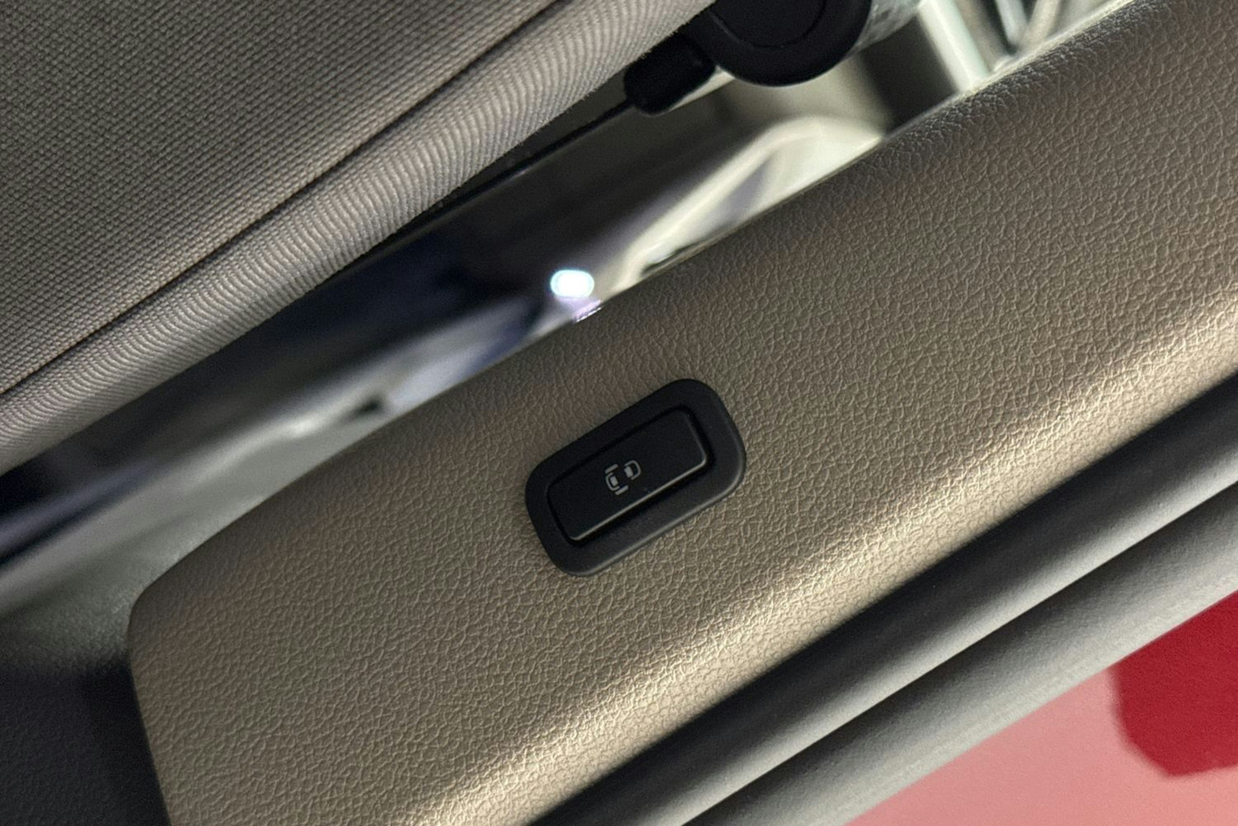 punainen Volkswagen Multivan 2023 kuva 28.