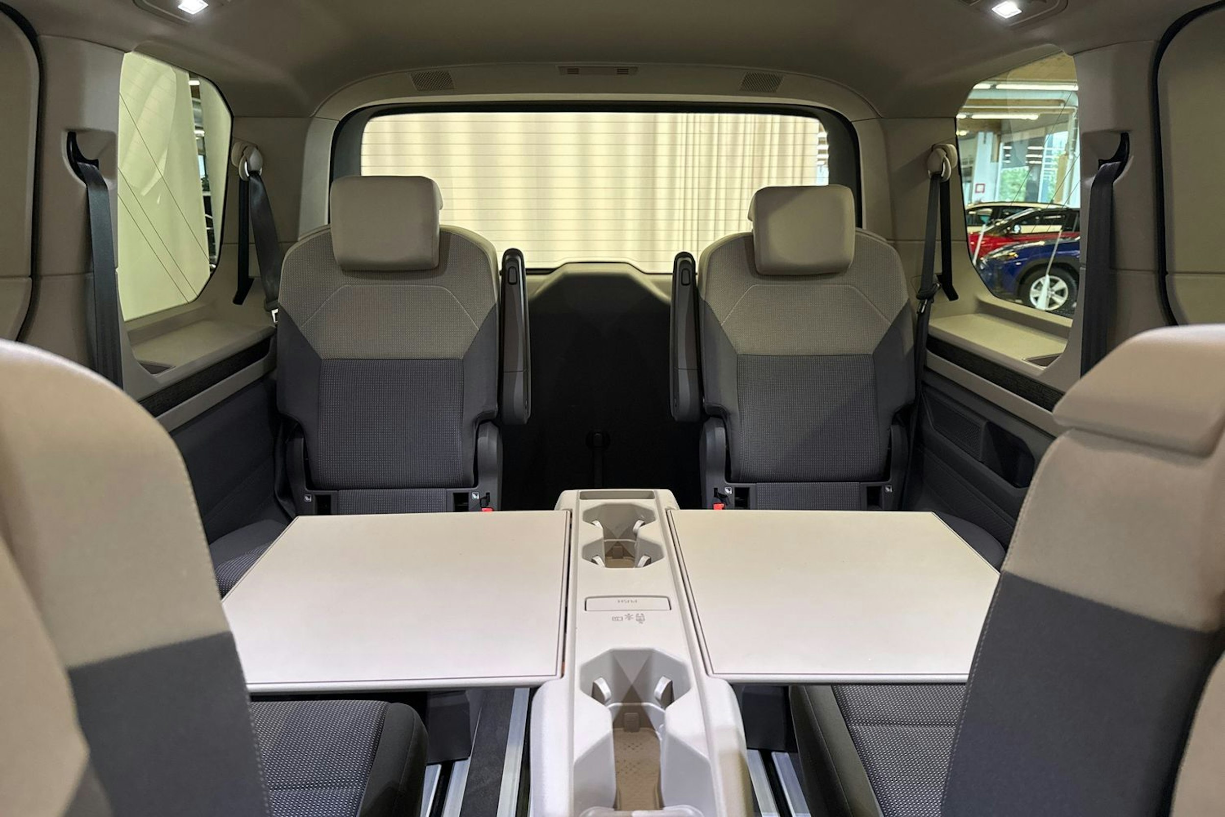 punainen Volkswagen Multivan 2023 kuva 29.