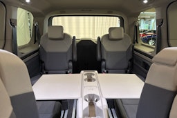 punainen Volkswagen Multivan 2023 kuva 29.