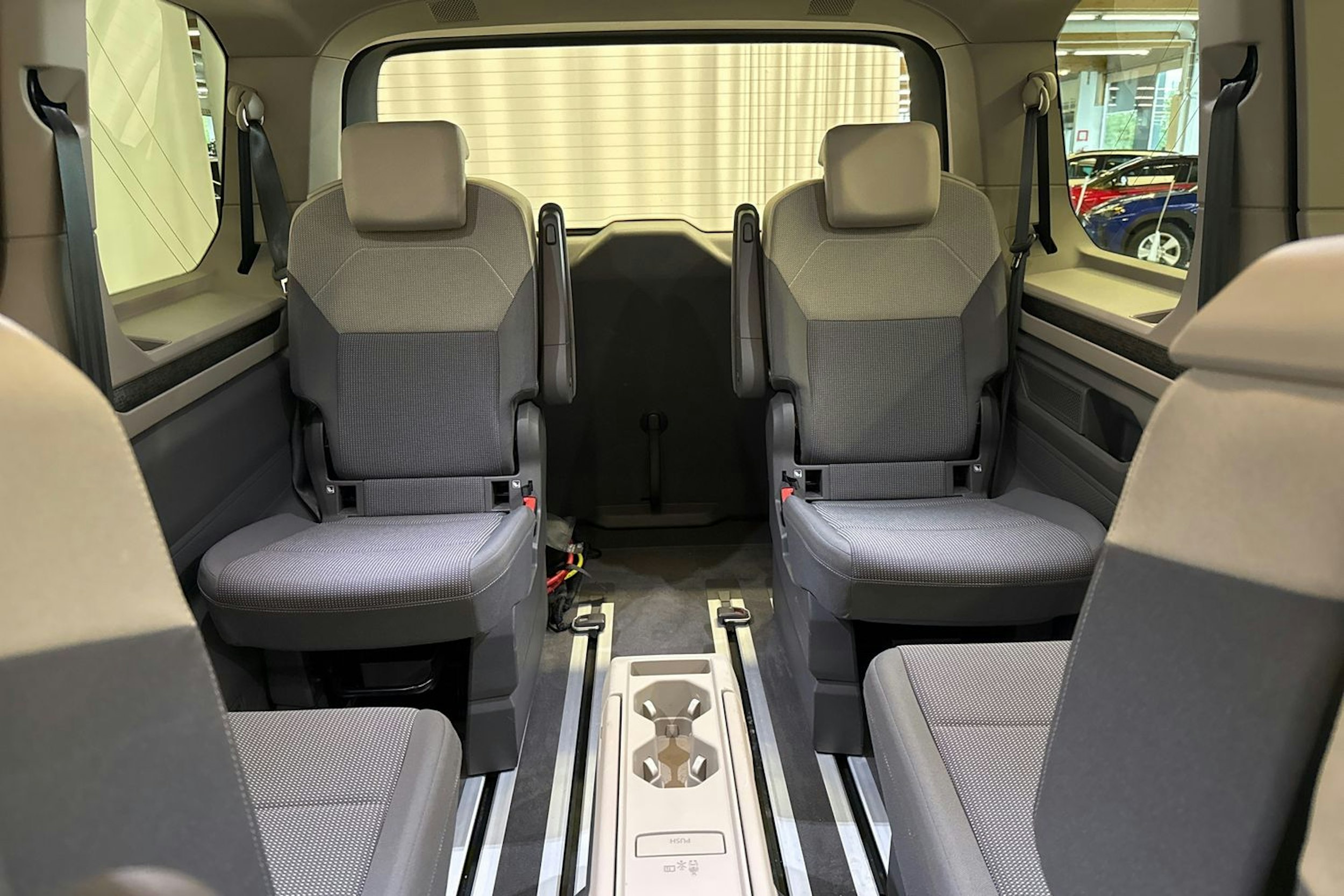 punainen Volkswagen Multivan 2023 kuva 30.