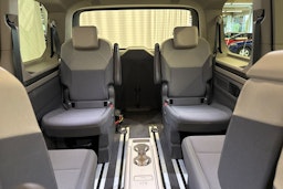 punainen Volkswagen Multivan 2023 kuva 30.