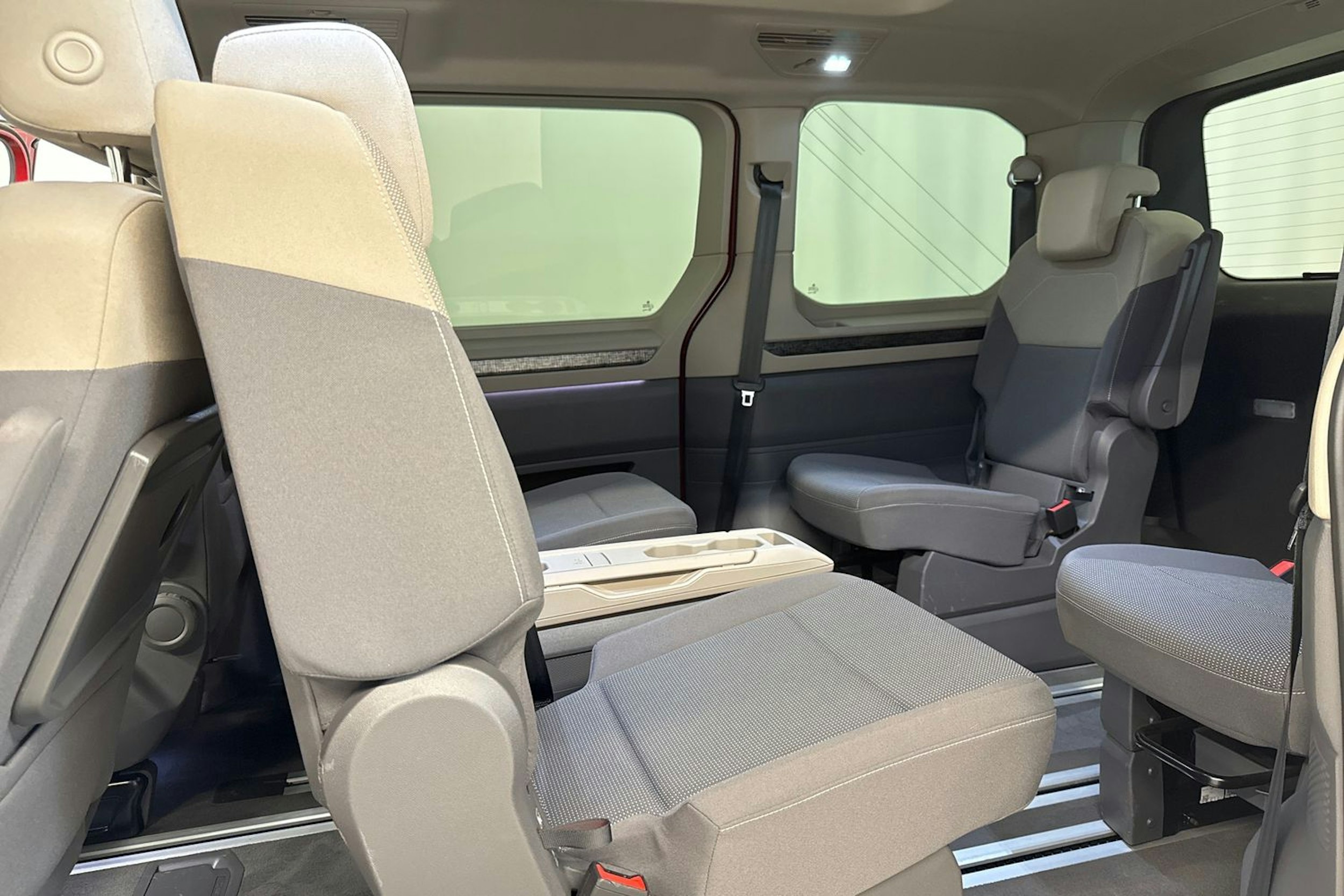 punainen Volkswagen Multivan 2023 kuva 31.