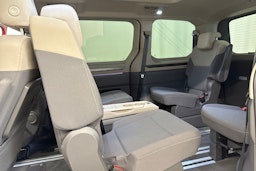 punainen Volkswagen Multivan 2023 kuva 31.